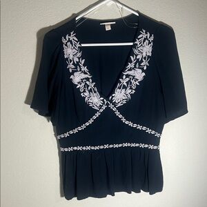 Knox Rose navy v neck with White Embroidery